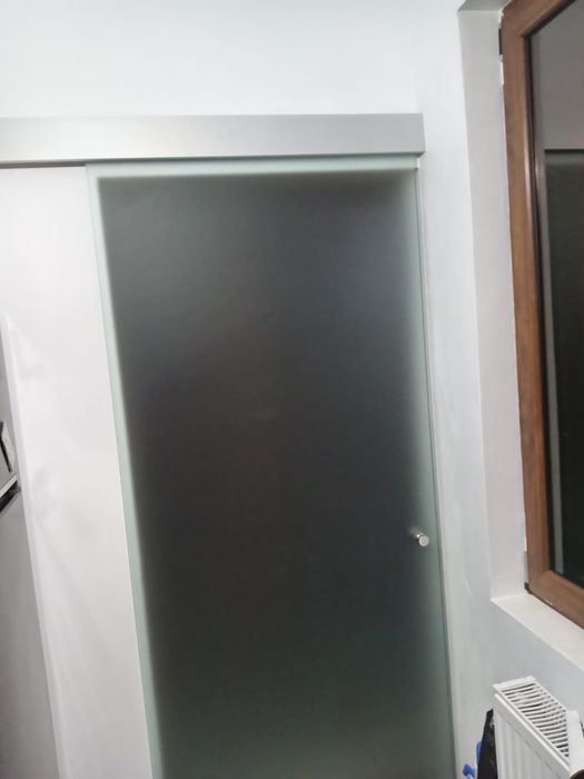 Usa glisanta din sticla