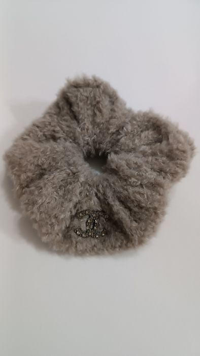 Пухкаво скрънчи Chanel