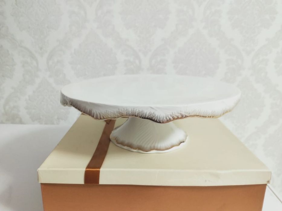 Тортница 2шт по 4000 Срочно