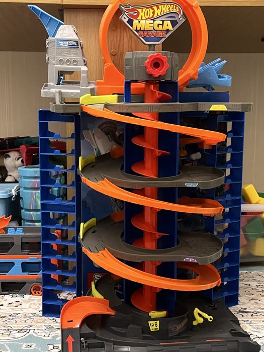 Hot wheels гараж+колесо