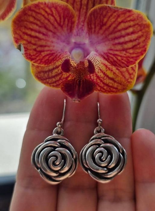 Красиви обеци Рози