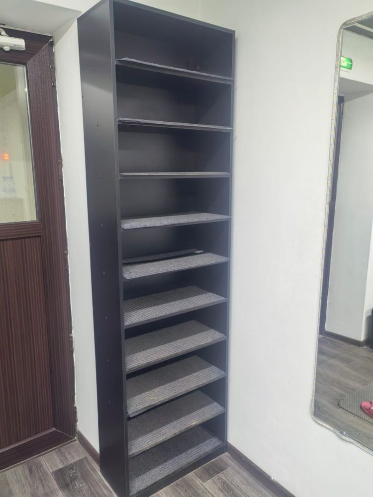 Продается мебель (шкаф, шкафчики для раздевалки, зеркала)