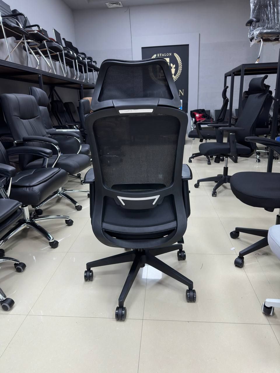 офисное кресло model Burton black