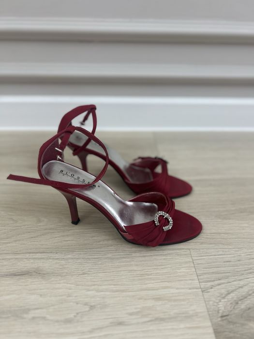 Босоножки темно красного цвета