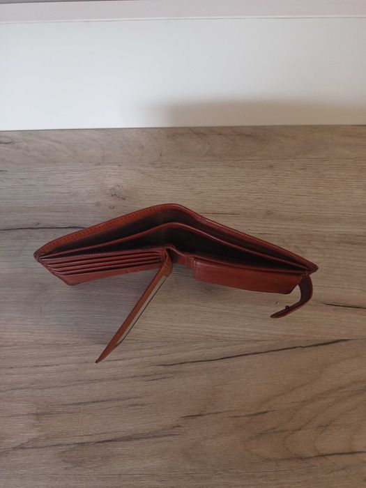 Продавам портфейл от естествена кожа ATR