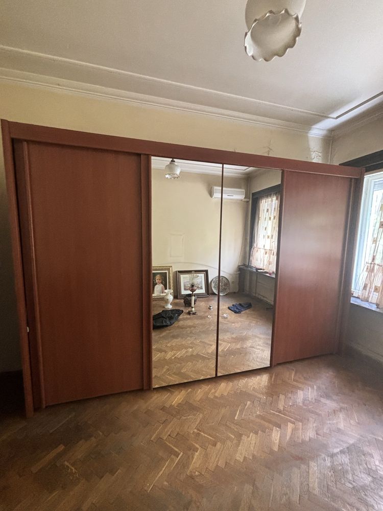 Гардероб чисто нов