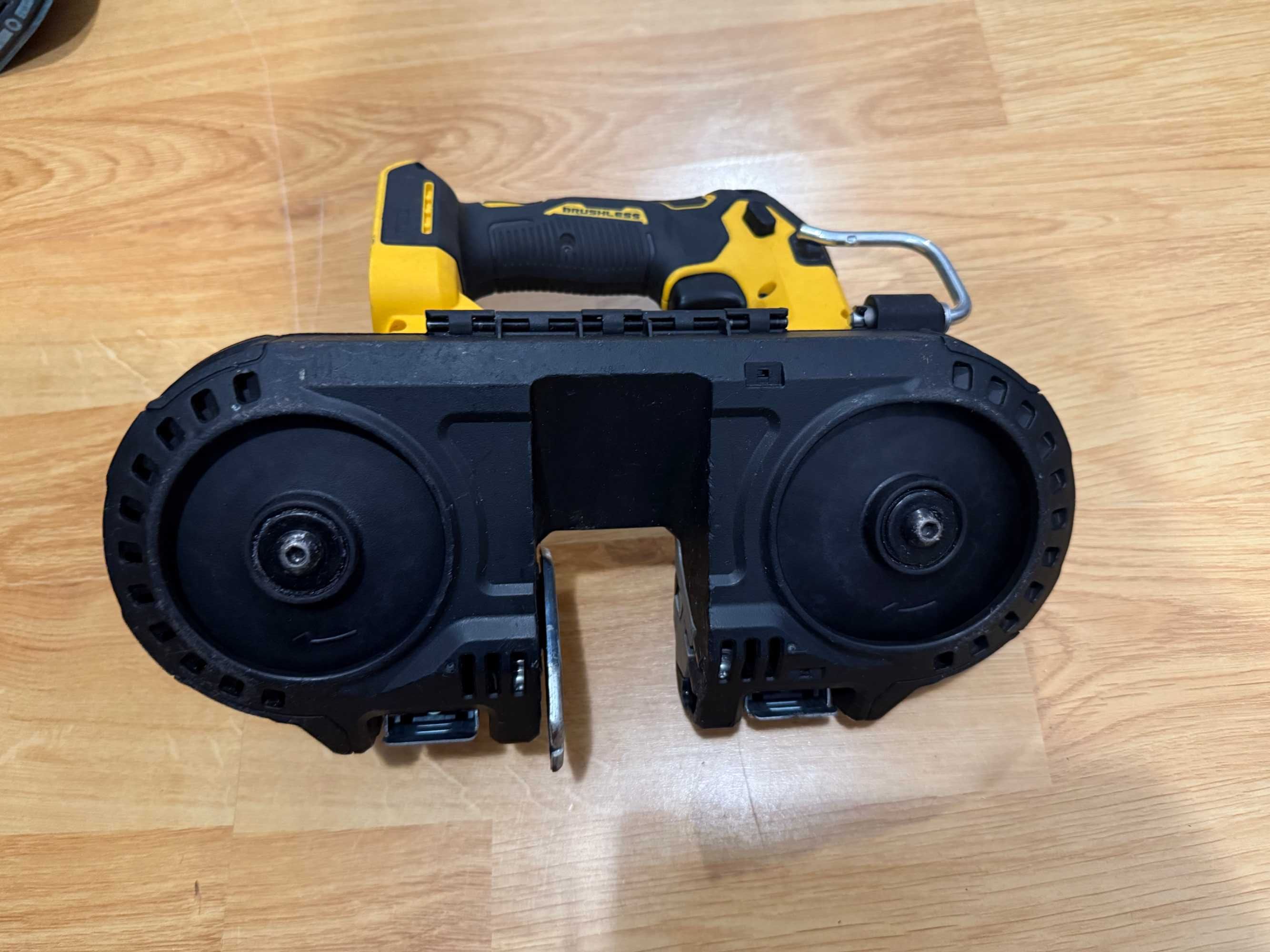 лентов трион Dewalt DCS377