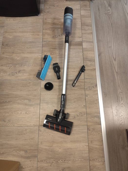 Продавам вертикална прахосмукачка  Philips