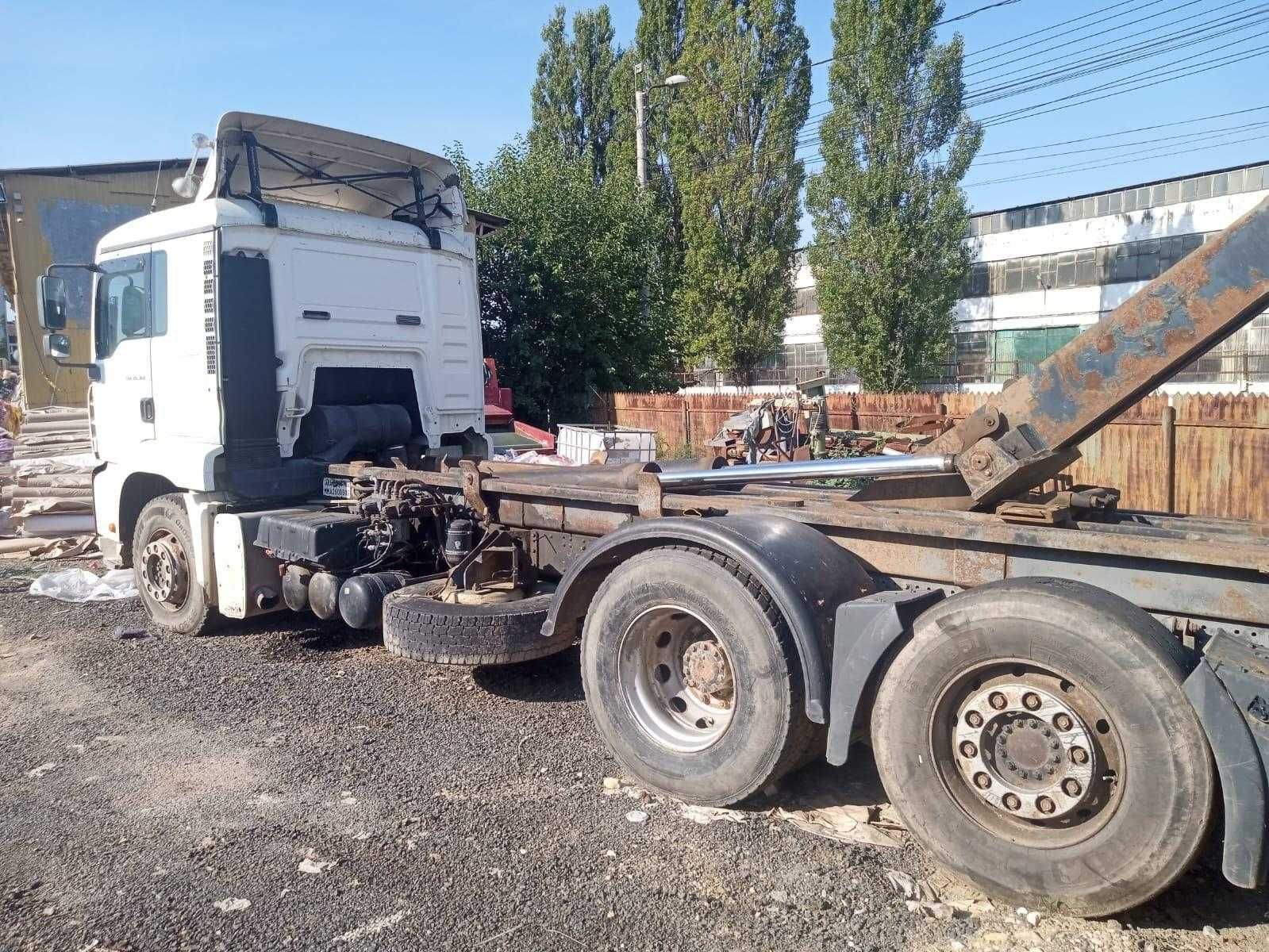 Camion cu carlig MAN TGA cu sistem abroll pentru container