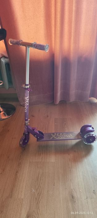 Детска Тротинетка Xootz – Лилава – Светещи Колела и Регулируемо Кормил