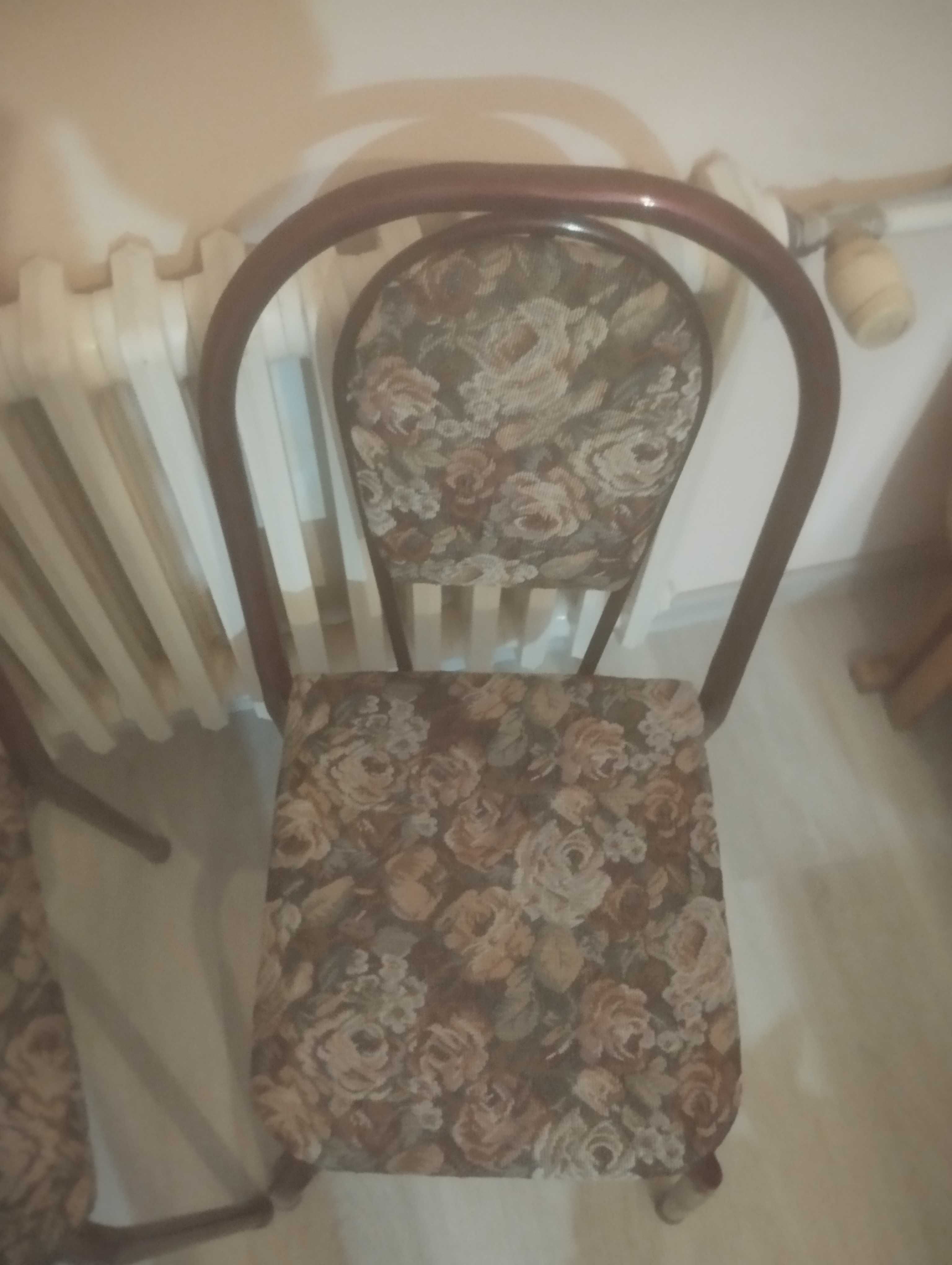 Два стола с метална рамка