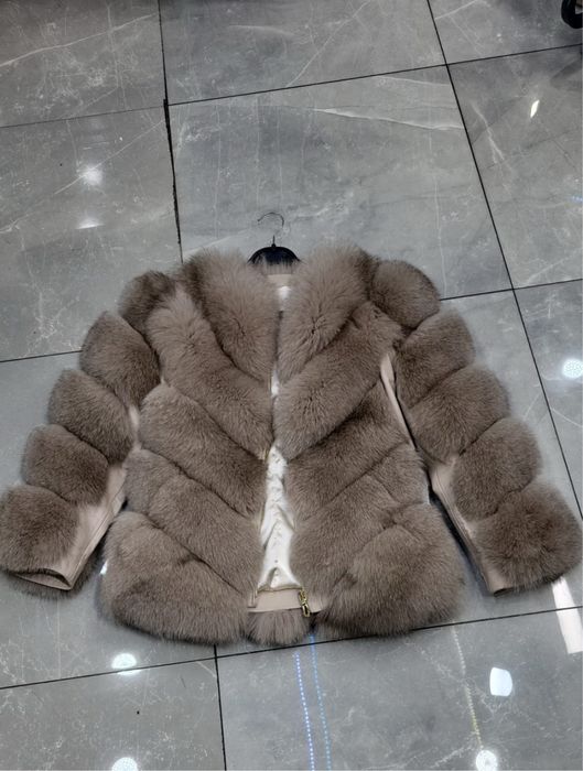 Vând geacă de blană