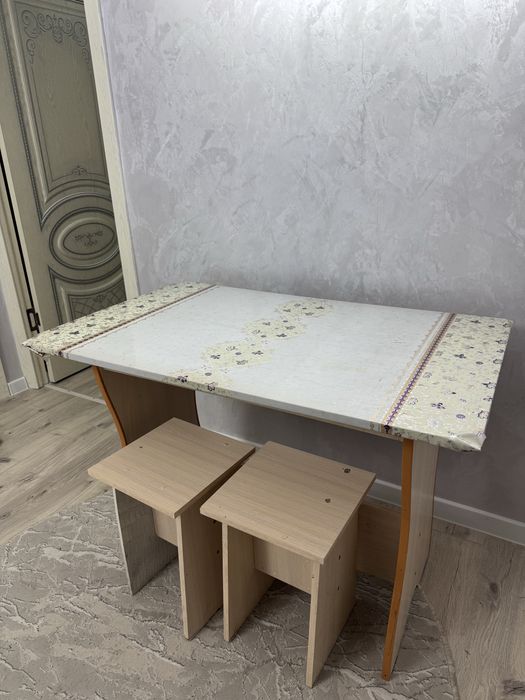 Стол с двумья стульями