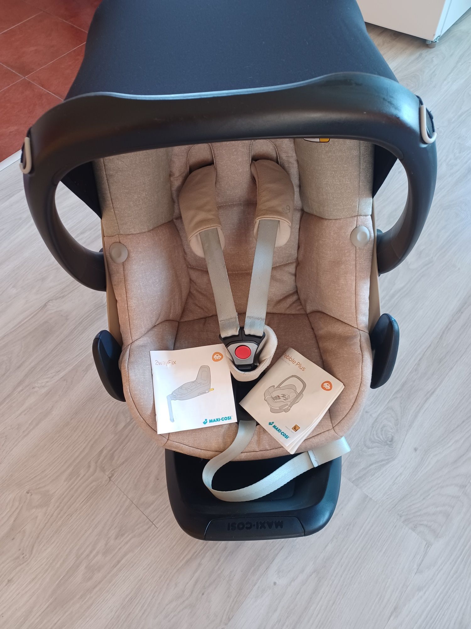 Maxi Cosi Pebble plus 0-12 кг. с Isofix база