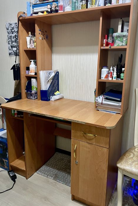 Продается компьютерный стол в хорошем состоянии