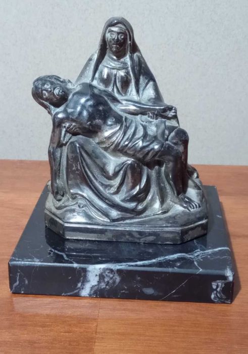 Statueta religioasa reprodusa dupa sculptura Pieta a lui Michelangelo