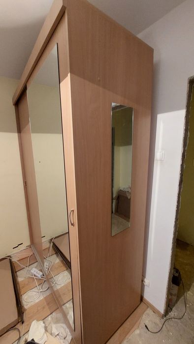 Dulap foarte spatios, cu oglinzi