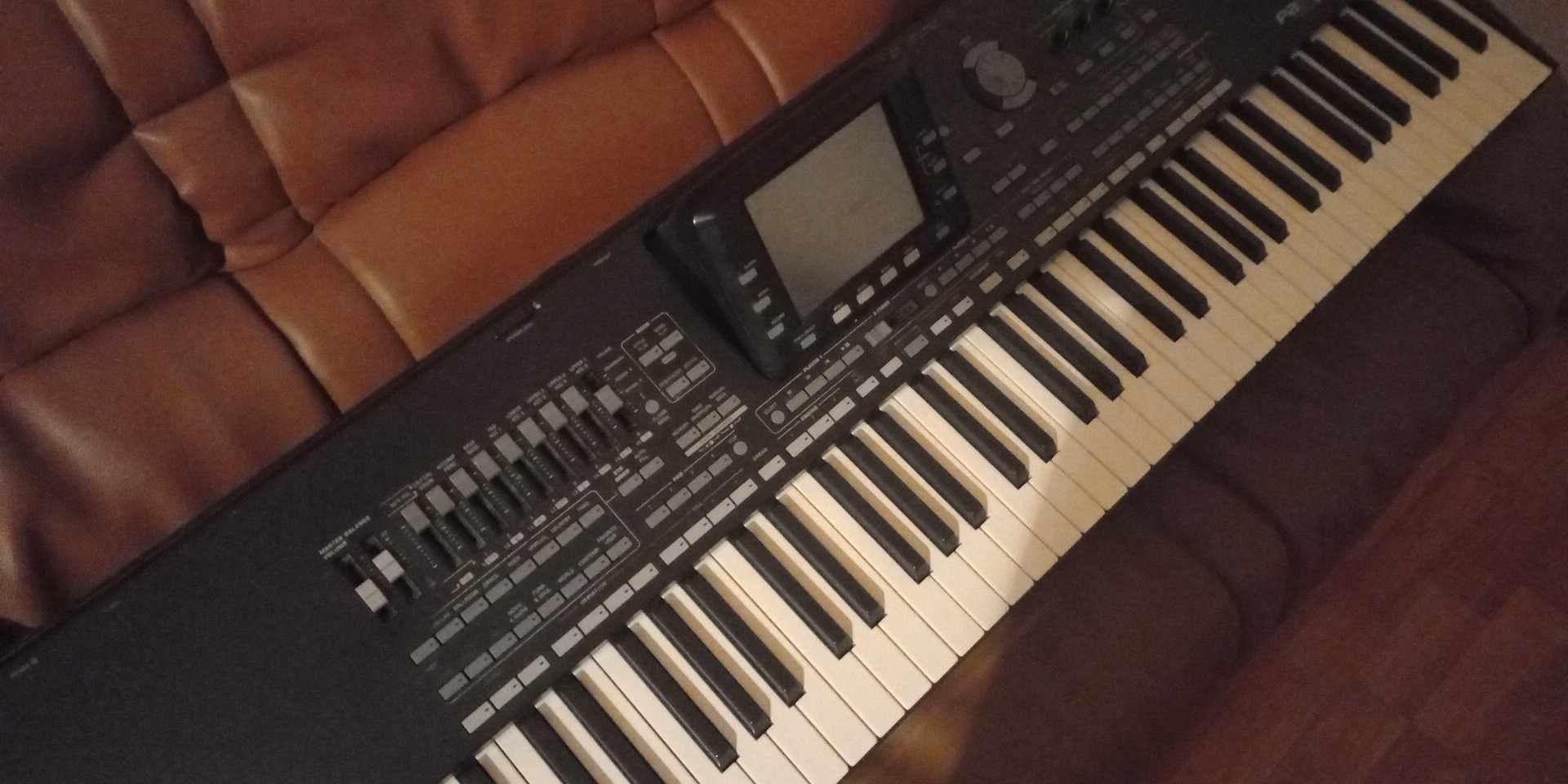 Vând Korg PA3X 76 keys