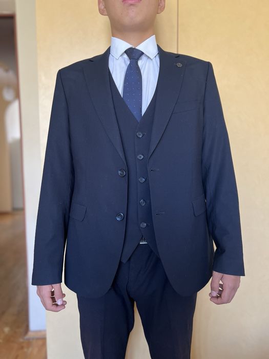 Пиджак, жилетка, рубашка, галстук