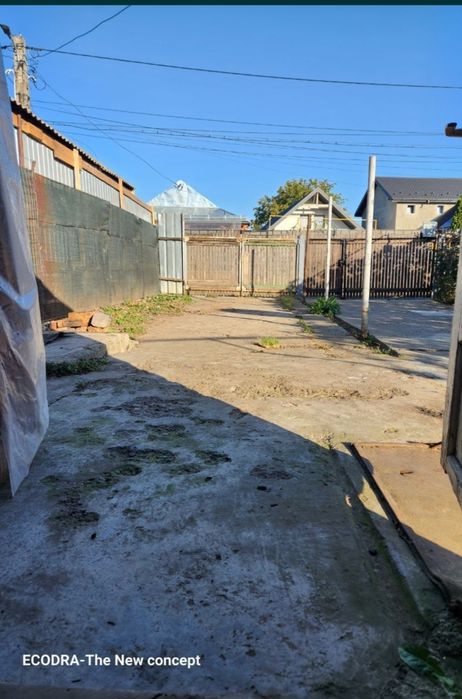 Vand/ inchiriez  magazie și loc de parcare