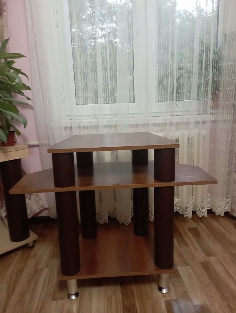 Продается столик под цветы, под компьютер.