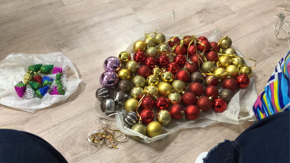 Новогодние игрушки на елку современные продаю