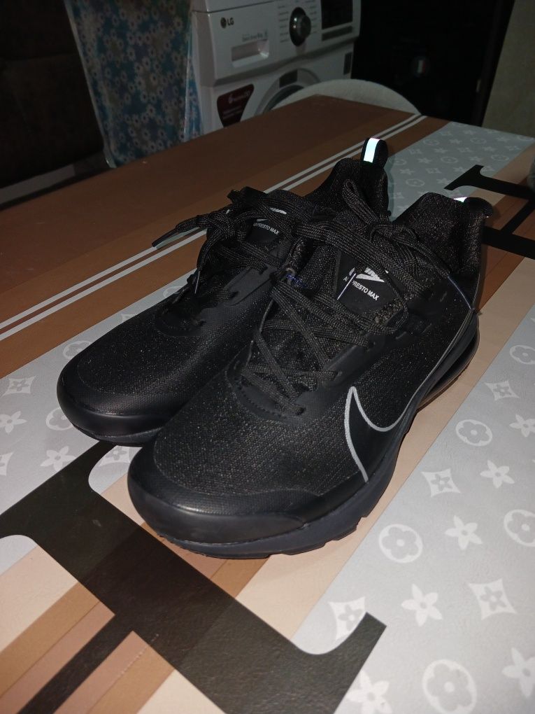 Razmeri 42 Yangi Nike ariginal yozgi setkali krasofka soriladi .