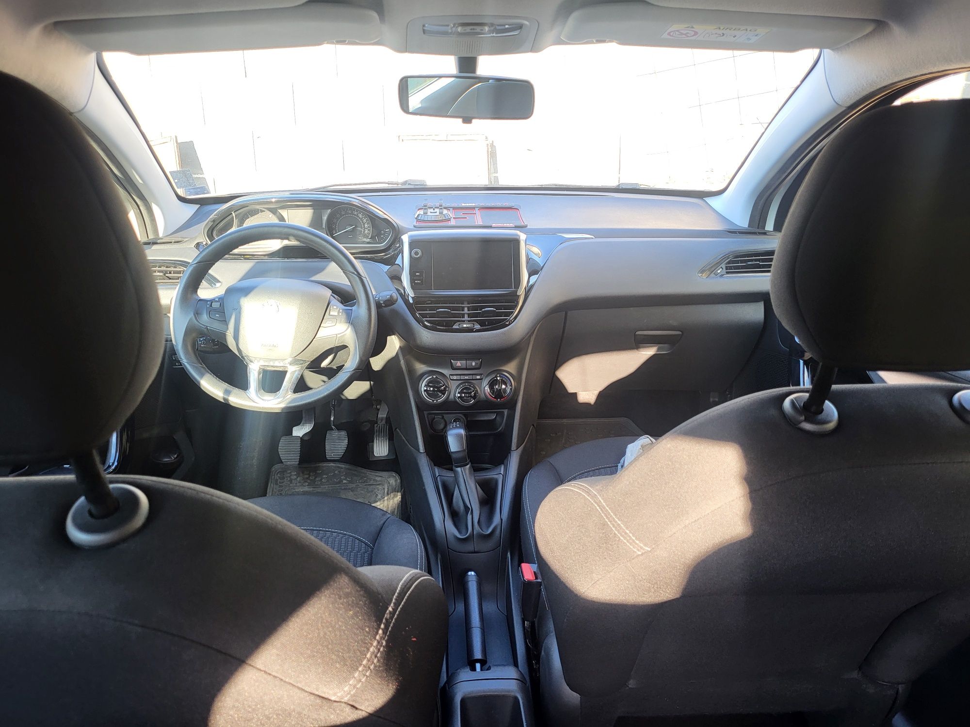 Продавам Пежо 208 Peugeot