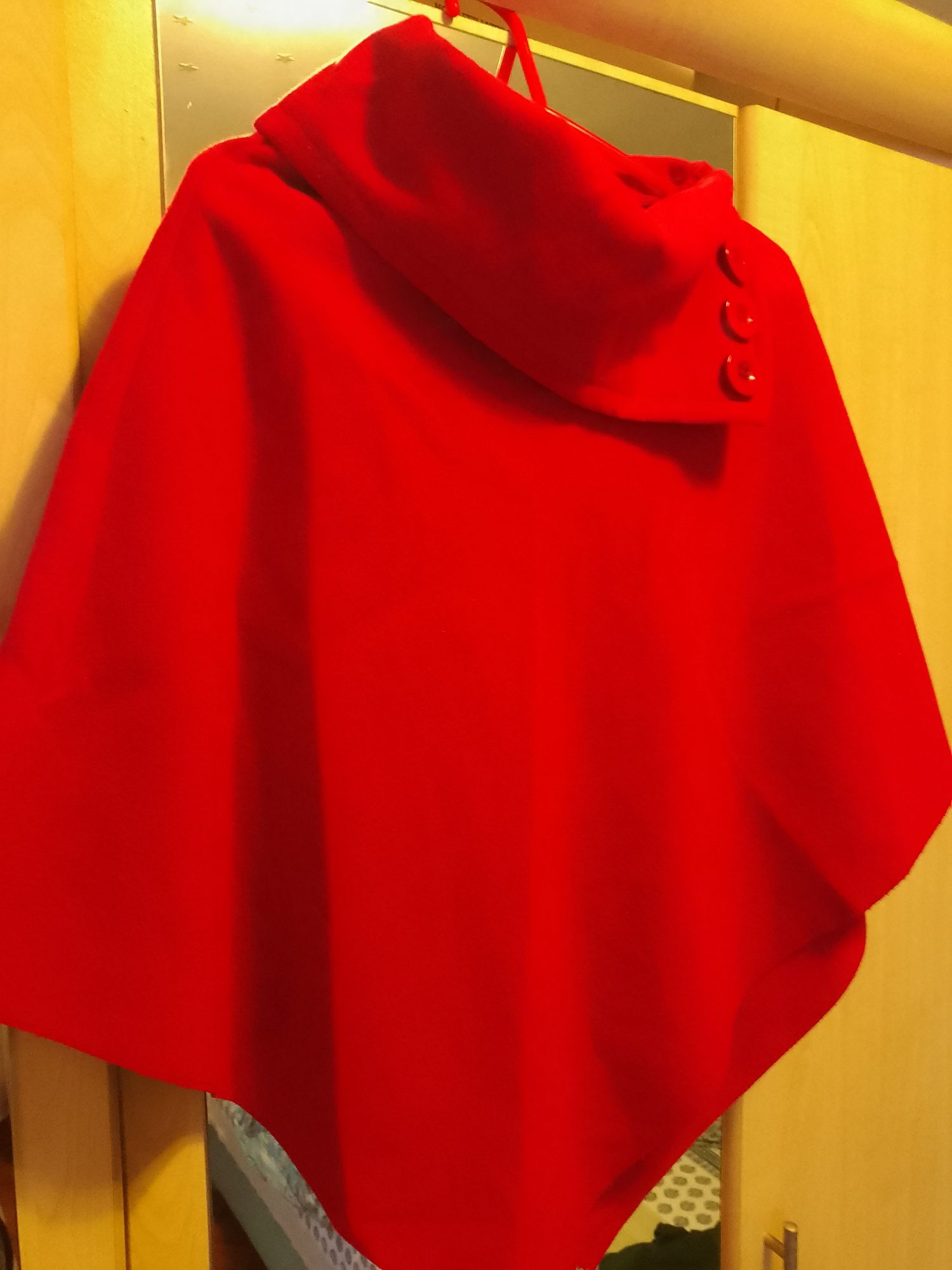 Vând Bolero rosu din stofa - Made in Italy, cu nasturi la guler,modern