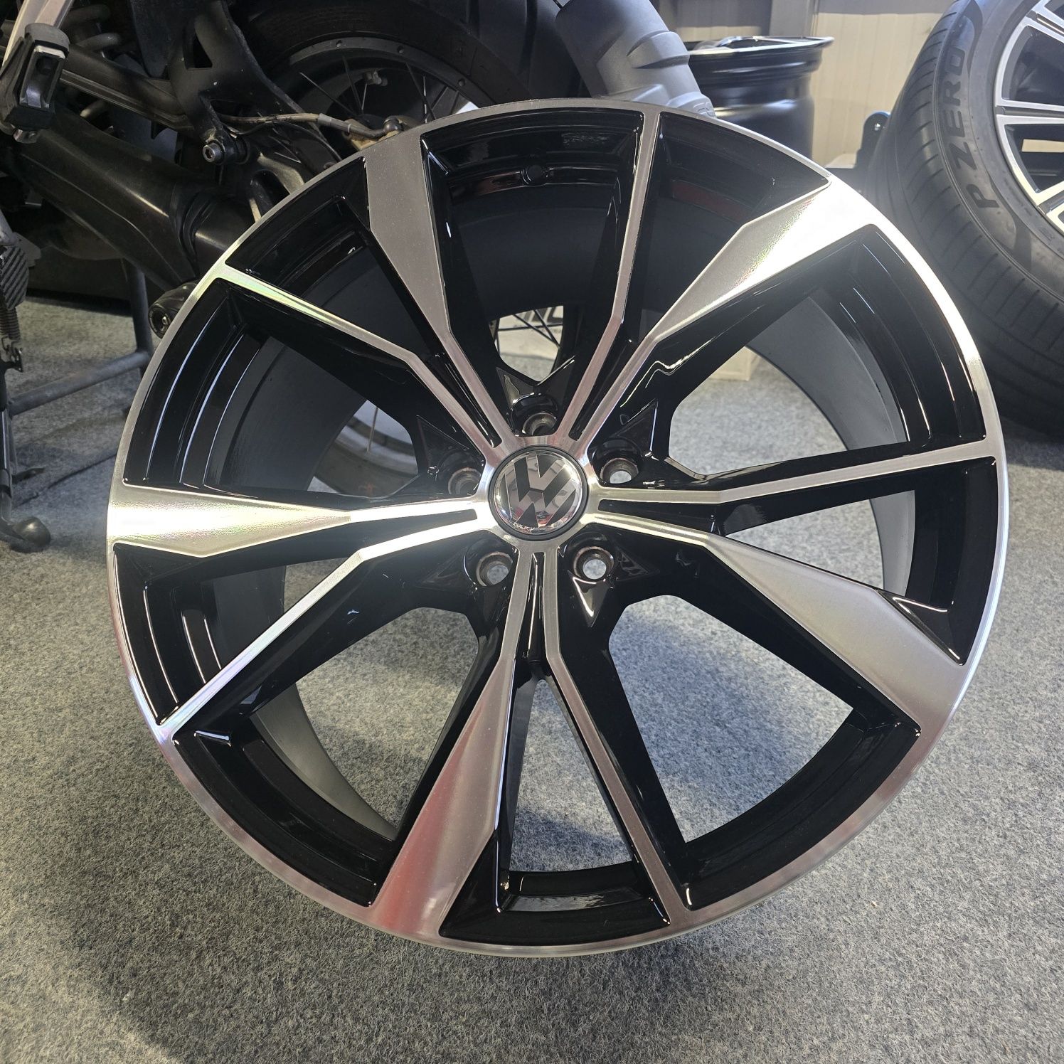 Оригинални джанти Фолксваген Шкода 20 цола / гуми 255 40 20 Pirelli