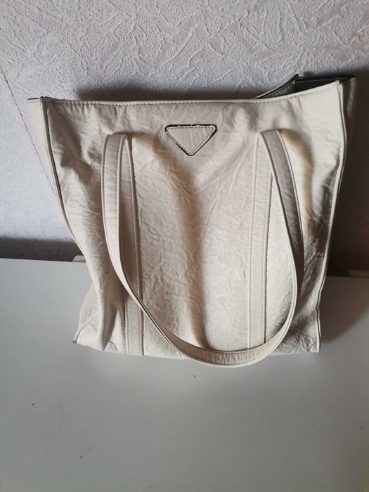 дамска чанта в бял цвят