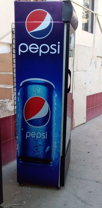 Витрина. Холодильник.