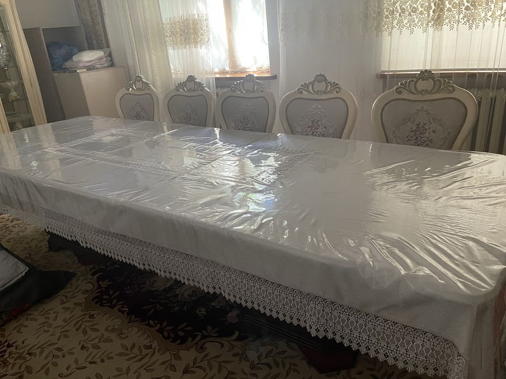 Стол и стулья ( 12 шт.) для гостинной