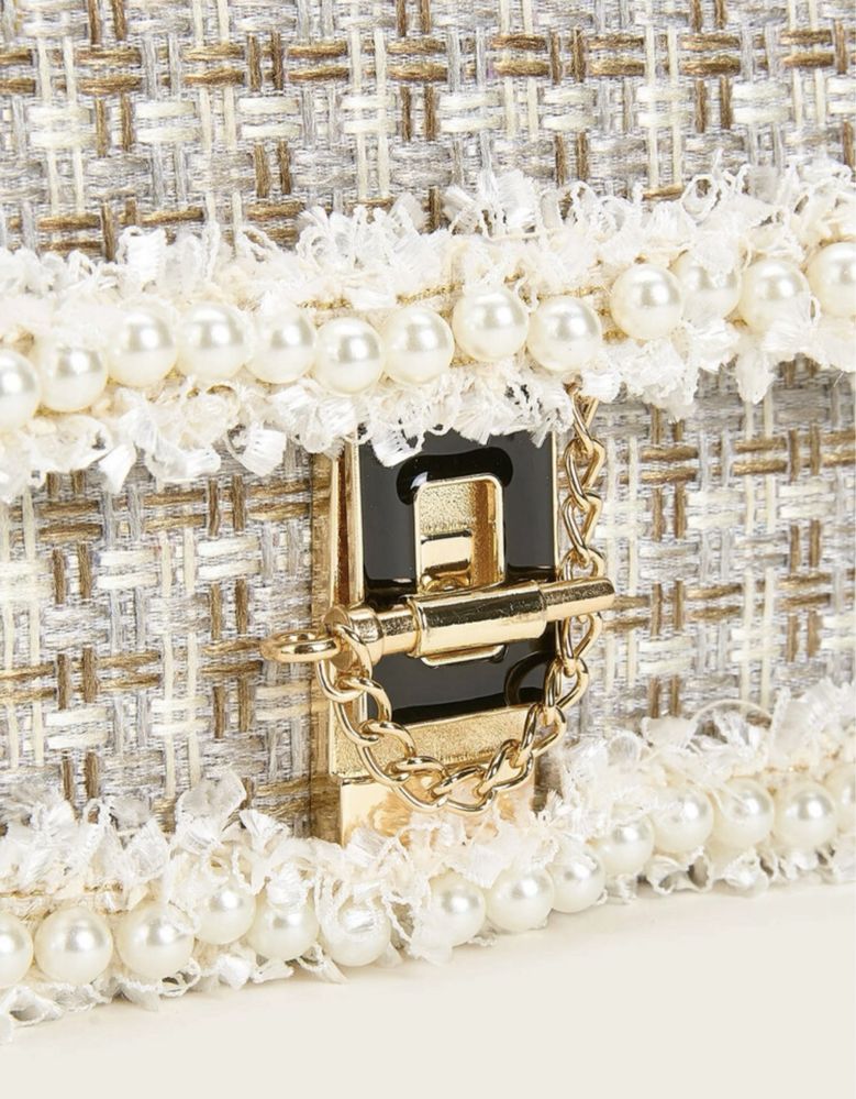 Дамска чанта букле в бяло и златно с декорация перли и дълга дръжка