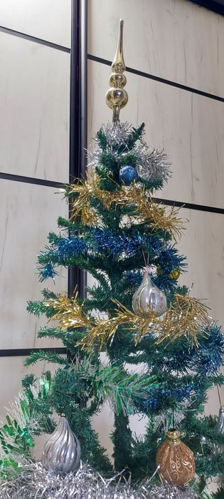 Ёлка новогодняя с мишурой и игрушками