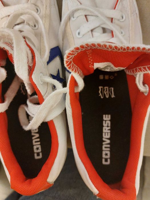 Conversi albi cu rosu