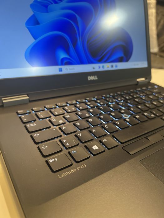 Laptop Dell Latitude E7470 – Eleganță și Performanță