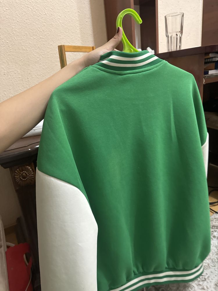 зеленый бомбер .
