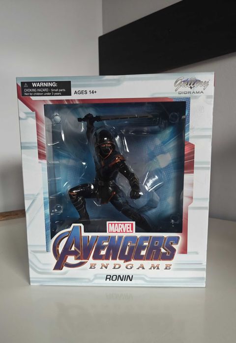 колекционерска фигура Diamond Select Marvel's Avengers - Hawkeye Ronin