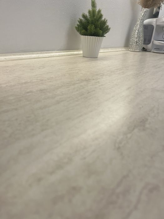 Mobila alba de bucatarie