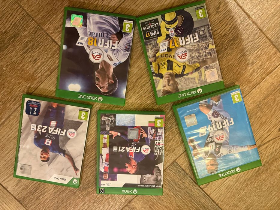 Xbox One- върви със зарядно и джойстик