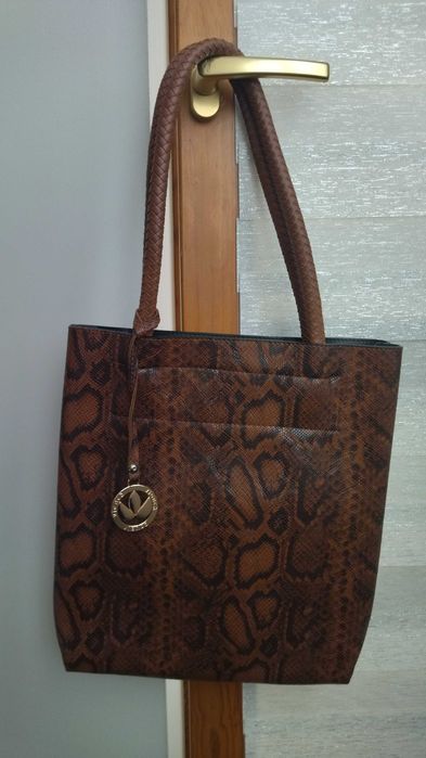 Красива дамска чанта в черно и кафяво