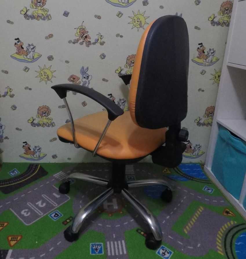 Продам кресло офисное на колесиках