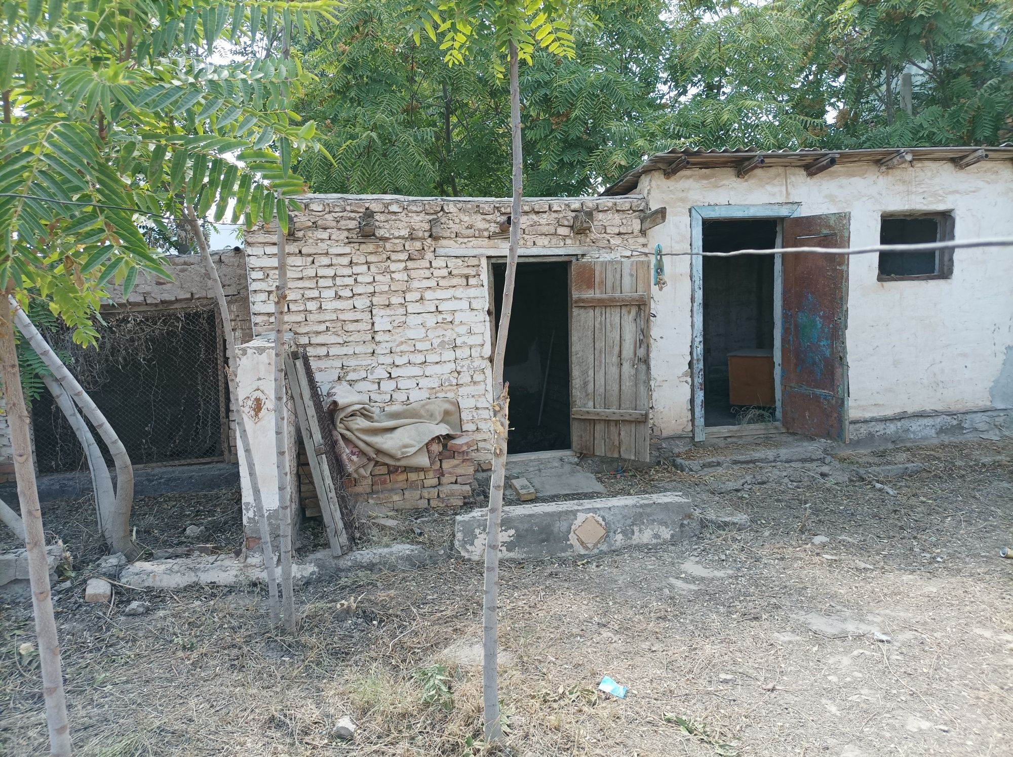 Qorovulbozor shaxardan uy sotiladi 8 sotixli