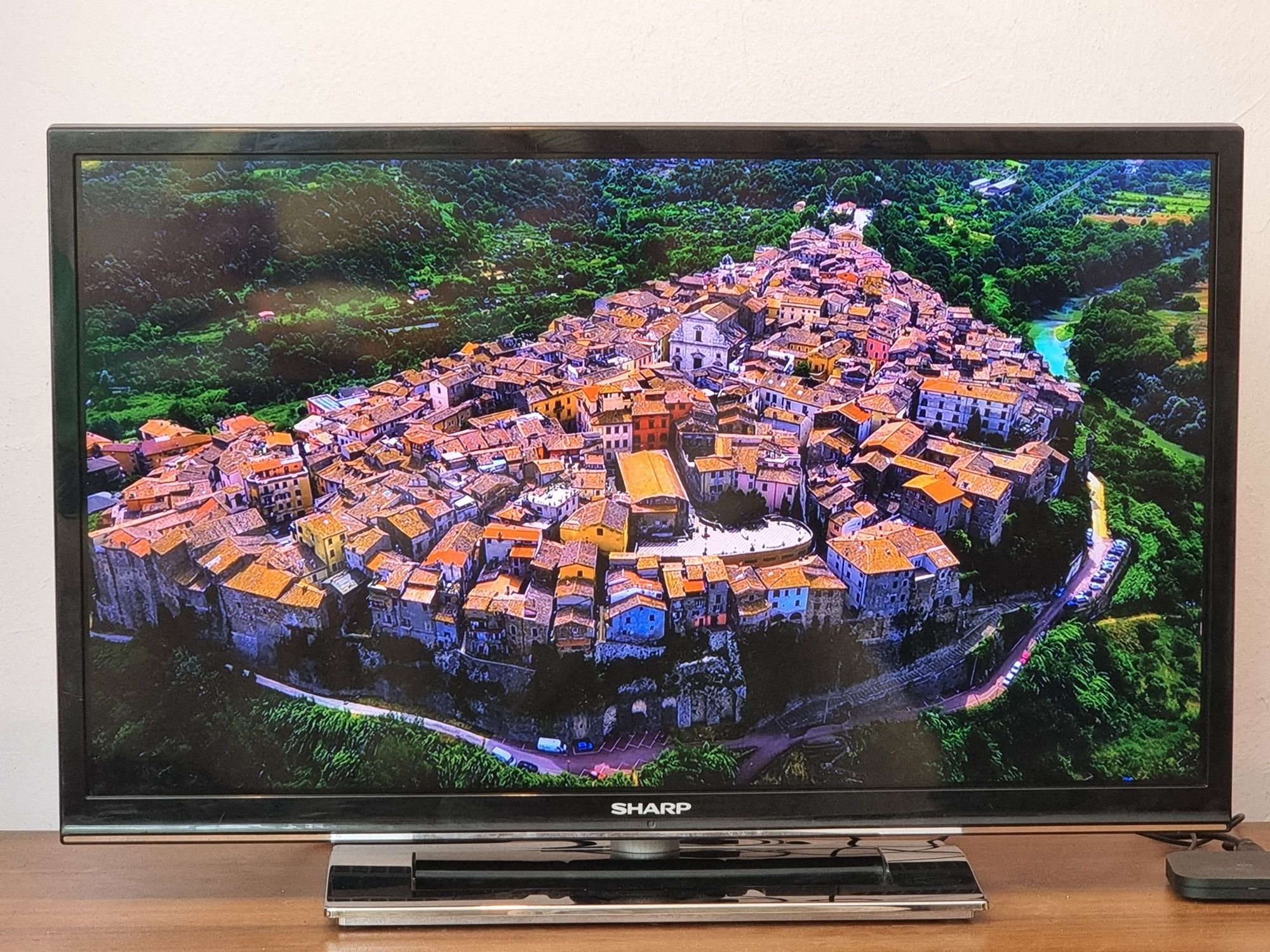 Телевизор / Sharp 32" - FULLHD - Цифрова + Ефирна , Слот за карта.