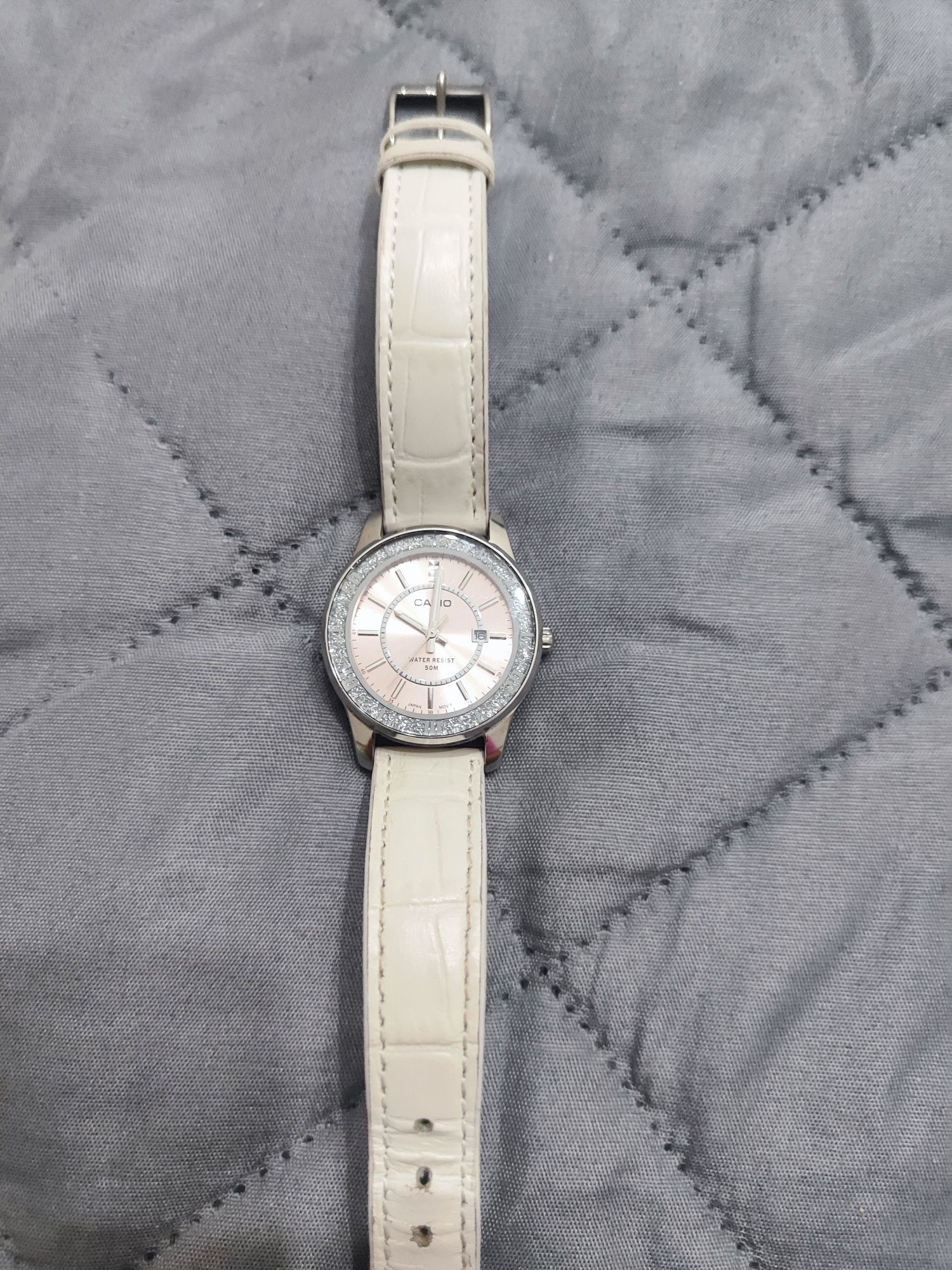 Продам часы Casio белые