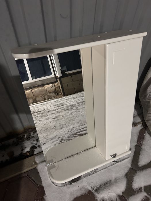 Навесной шкаф с зеркалом