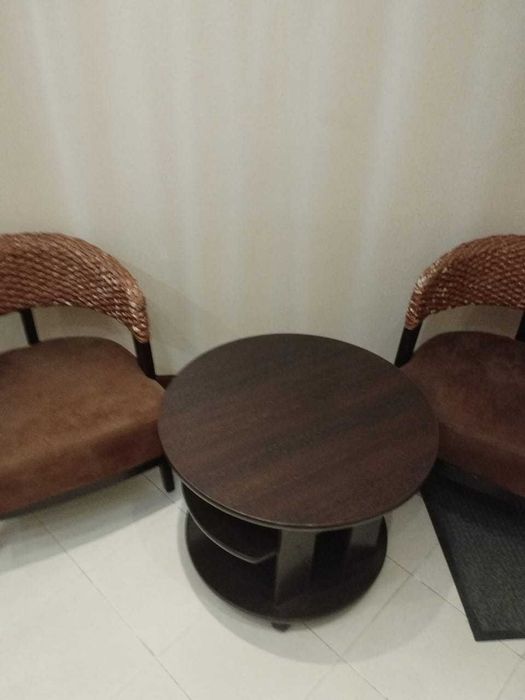 Ротанговое кресло со столиком