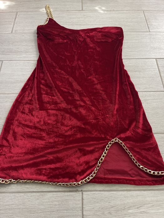 Червена кадифена рокля