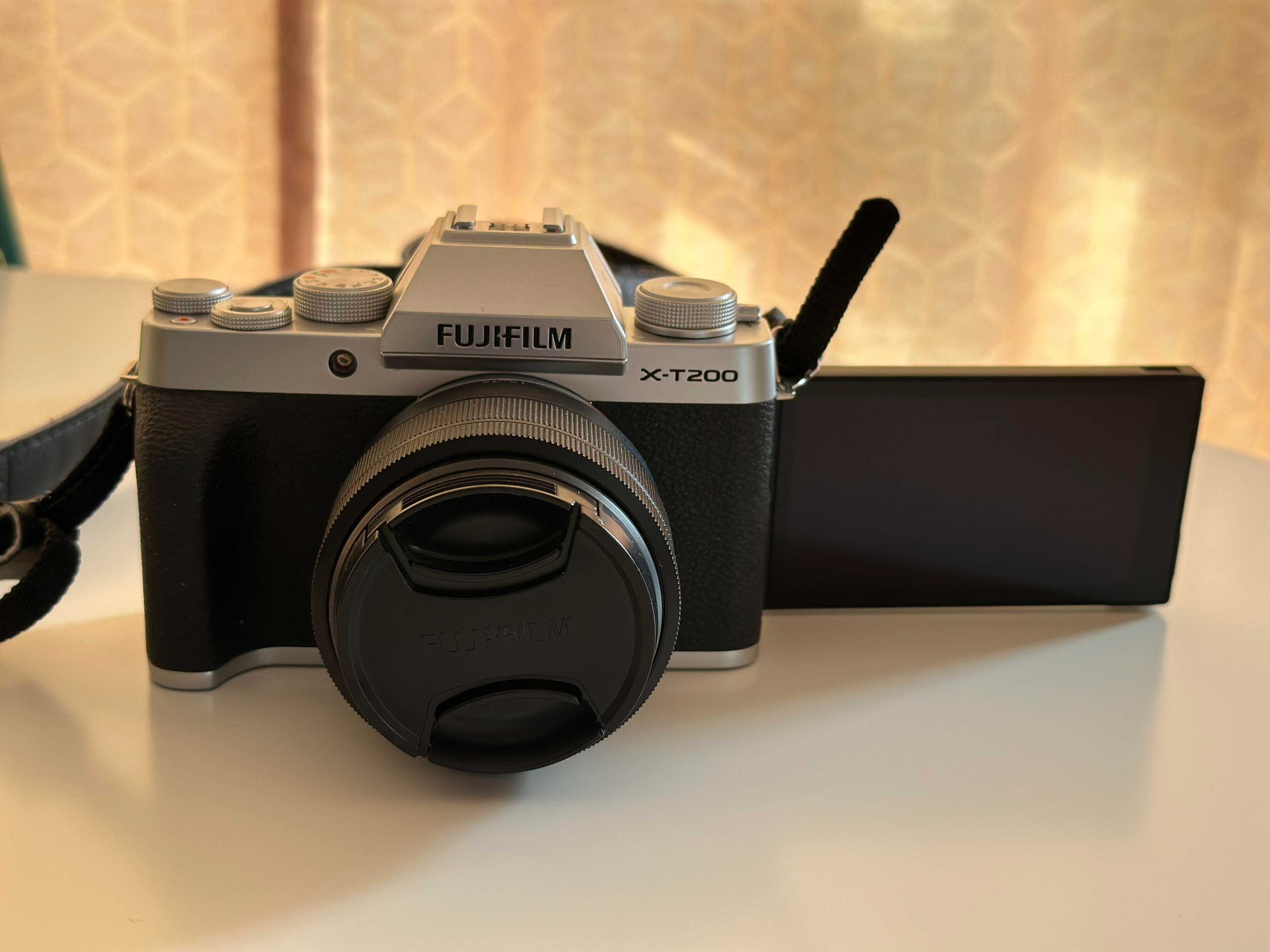 Aparat foto Mirrorless Fujifilm X-T200 + Obiectiv XC 15-45 mm